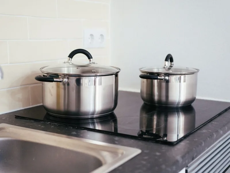 Pots on an electric cooktop